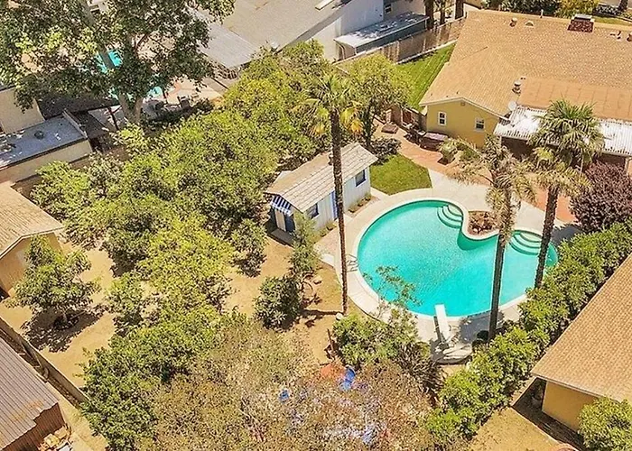 Spacious Home With Garden & Pool