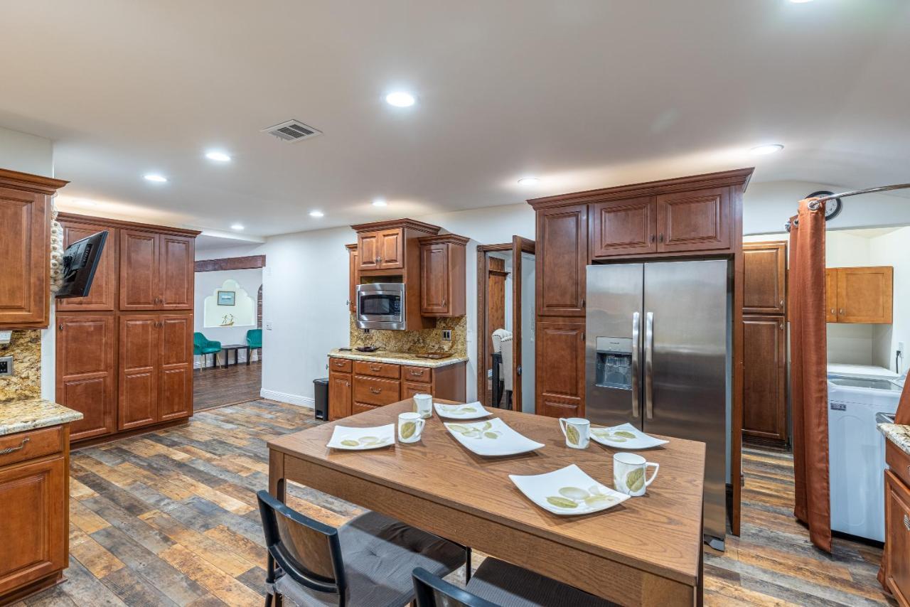 Spacious With Garden & Pool Holiday home Los Angeles
